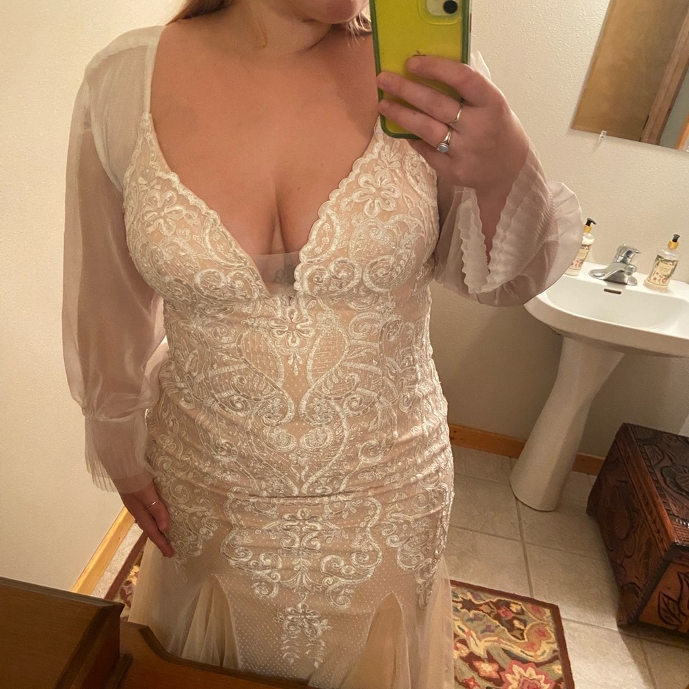 Beautiful Never-Worn Wedding Dress!